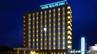 施設の正面 (日没後) / 1