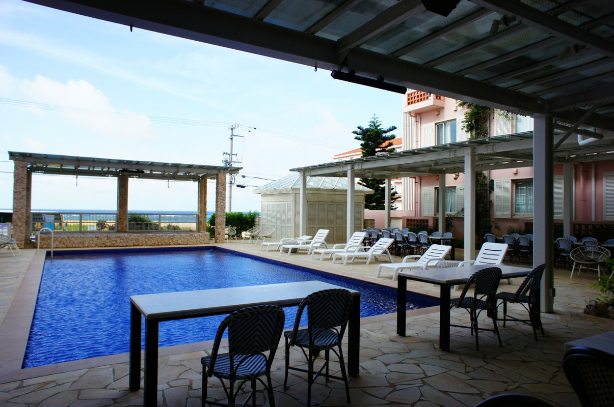 プール。更衣室は蒸し暑かった。