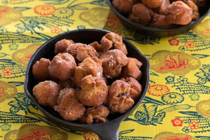 朝食にはサーターアンダギーも登場