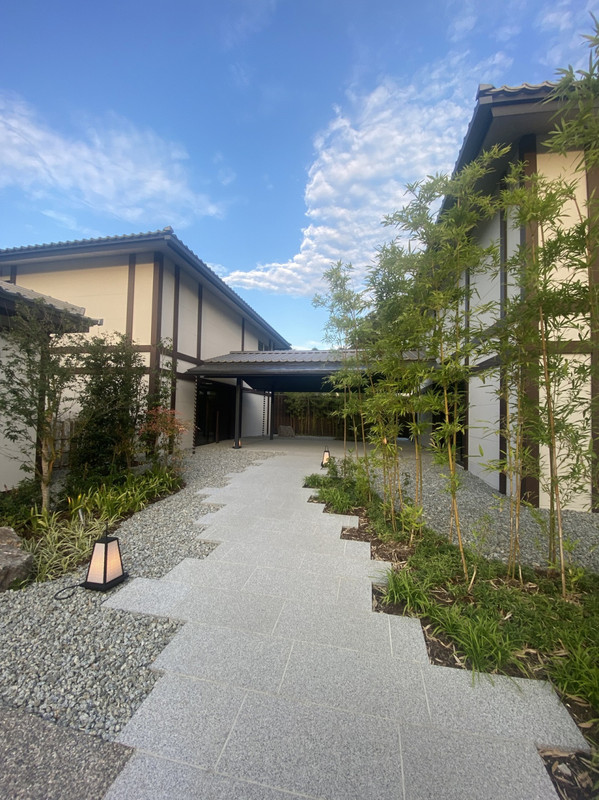 離れに行く途中