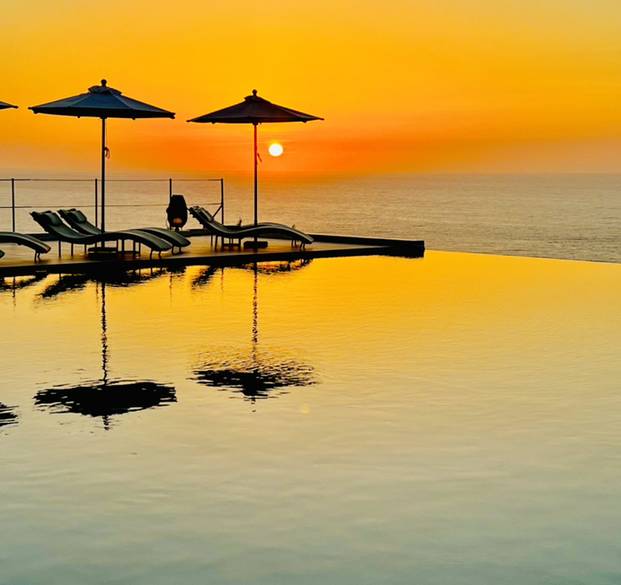 夕日に照らされるプール / 3