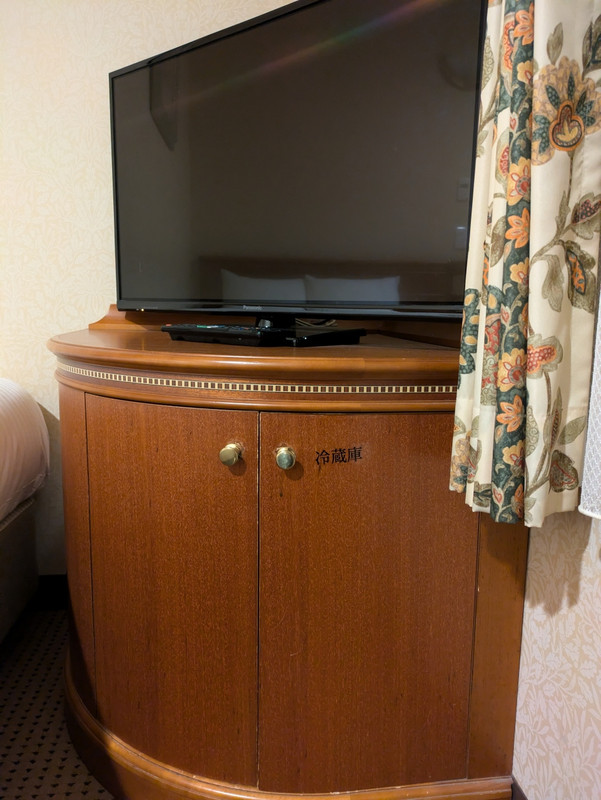 テレビの下に冷蔵庫！