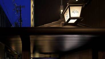 施設の正面 (日没後) / 22