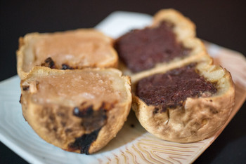 「さのや 今川焼店」 料理 89410083 2018.7 今川焼 白あん（140円）、今川焼 黒あん（140円）