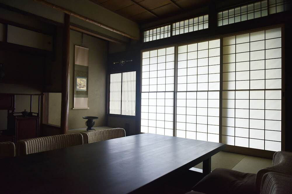 客室内のダイニングエリア