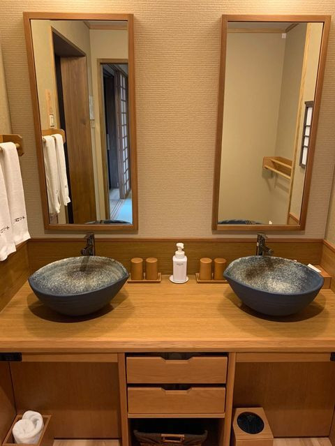 ユニバーサルルームやフォースなど、一部客室の洗面所はダブルボウル。複数人で宿泊した際も快適に使えそう / 2