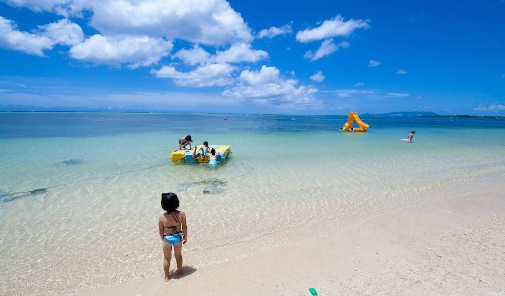 天然のビーチで
子供と海遊び / 2