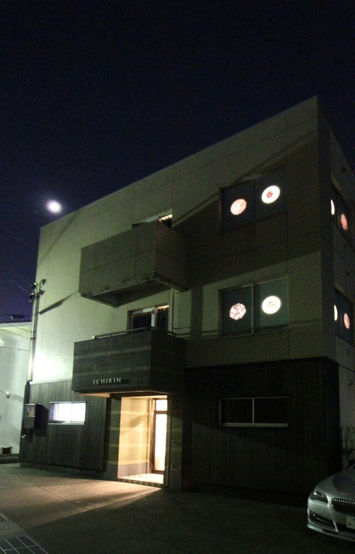 施設の正面 (日没後)