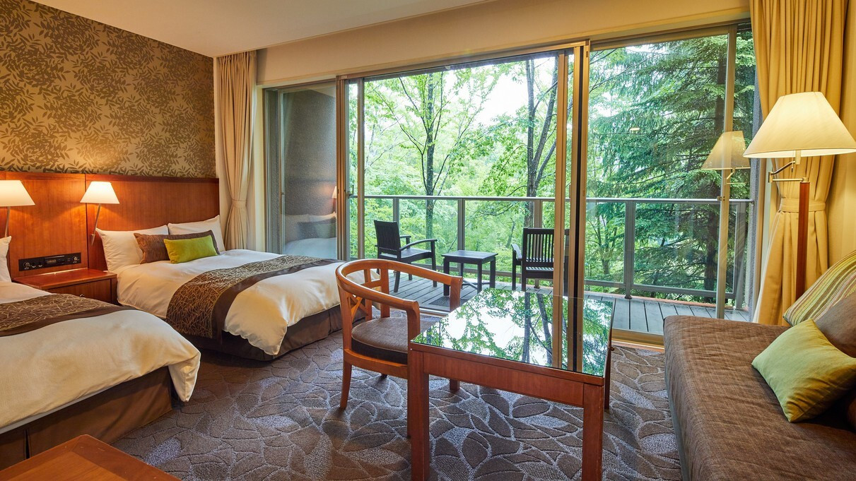 優雅な温水プールも！セレブ気分に浸るホテル3350383