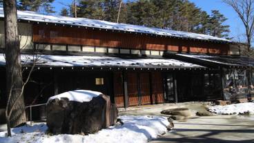 本館外観 冬 / 2