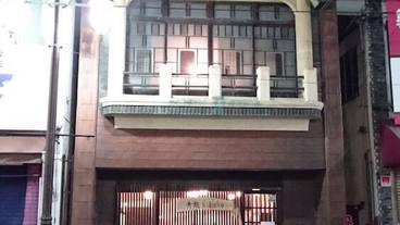 施設の正面 (日没後) / 1