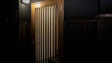 施設の正面 (日没後) / 1