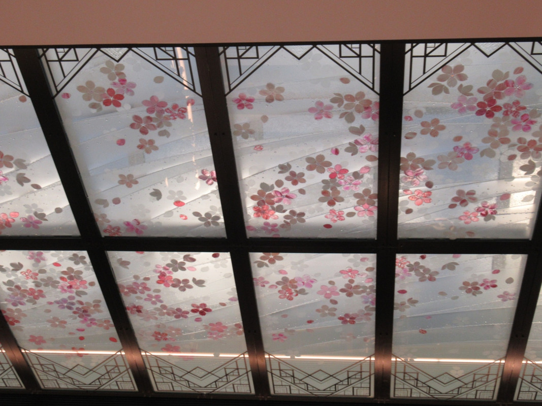 エントランスの天井は桜模様