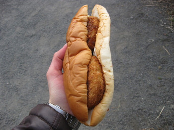 「青木屋」料理 585751 コロッケパン(240円)