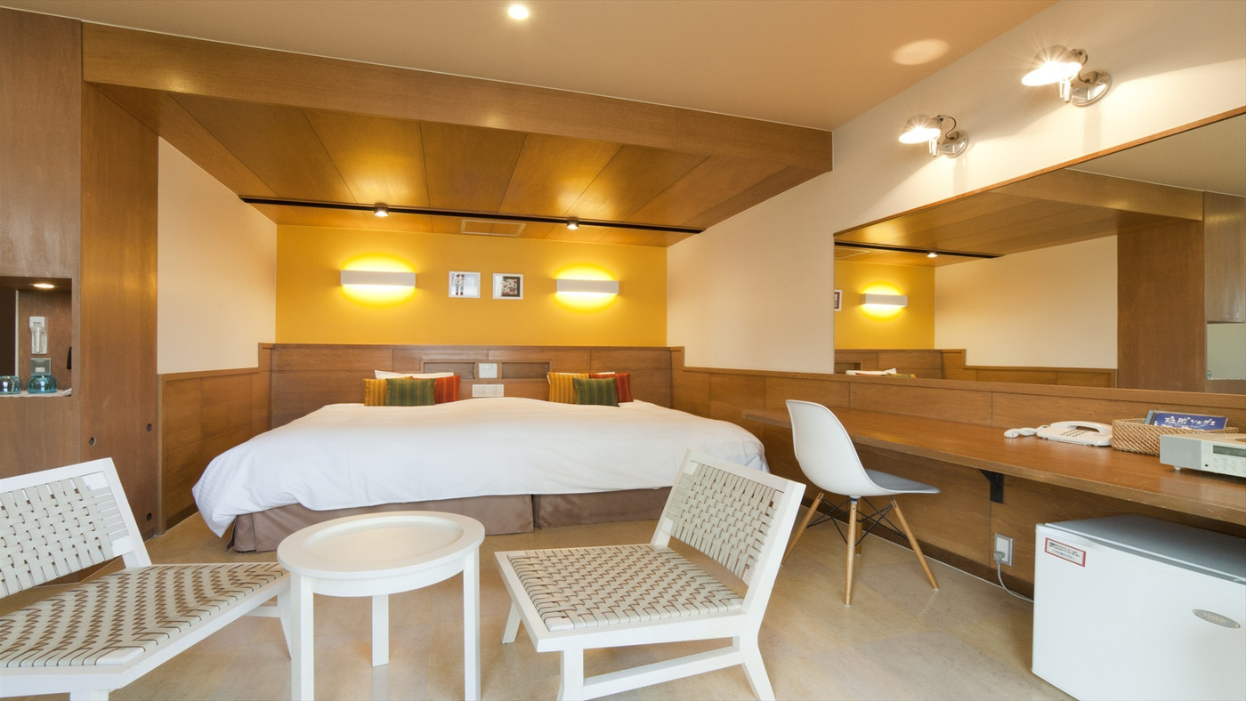 明るい光が差し込むモダンなお部屋3720358