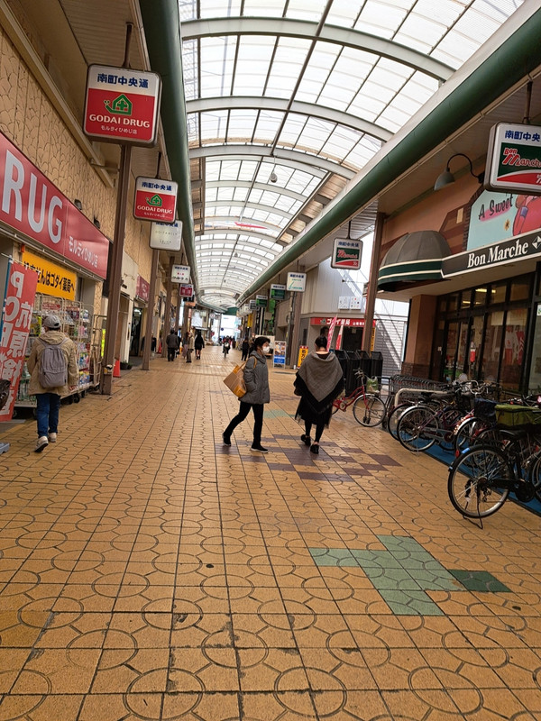 山陽百貨店の横のスーパーがある道を入ると近い