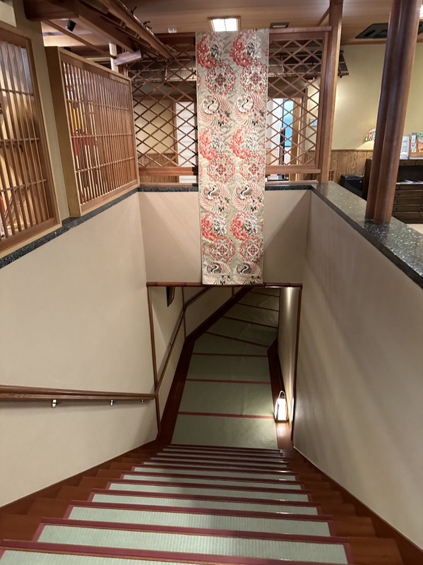 別館に行くのに階段を下りてまた上ります