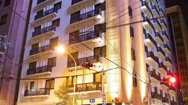 施設の正面 (日没後) / 1