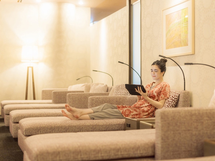 席にあるタブレットからドリンクや軽食の注文OK。席まで届けてくれる嬉しいサービスです