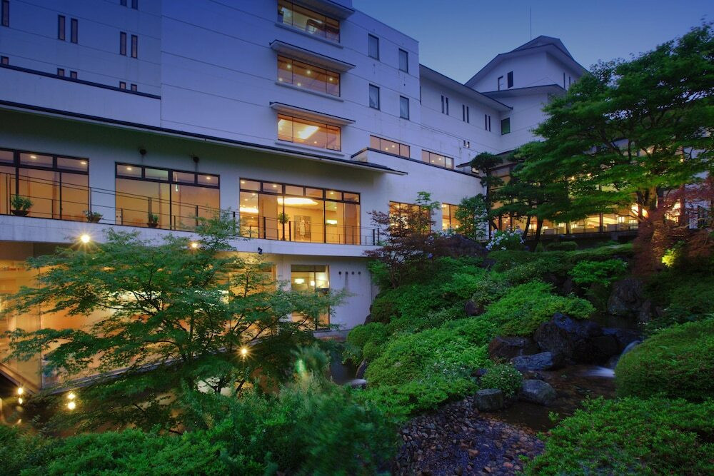 施設の正面 (日没後)