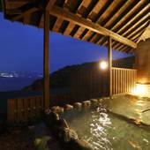 時間を旅する宿　海のはな（静岡県 高級旅館）：「本館 海のはな」にある予約制の貸切露天風呂。岩風呂と寝湯で温泉を堪能できる。空いていれば無料で何度でも入浴OK。 / 3