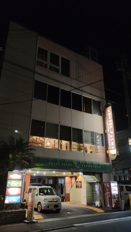 １階はニコニコレンタカー