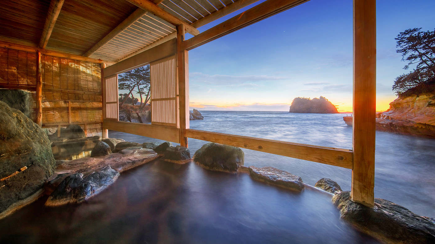 波打ち際の露天風呂に感動♪絶景が楽しめる温泉旅館4277554