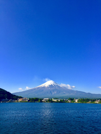 澄んだ青空と日本一の富士山
