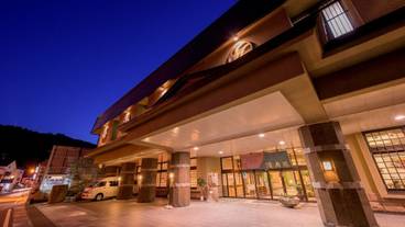 施設の正面 (日没後) / 1