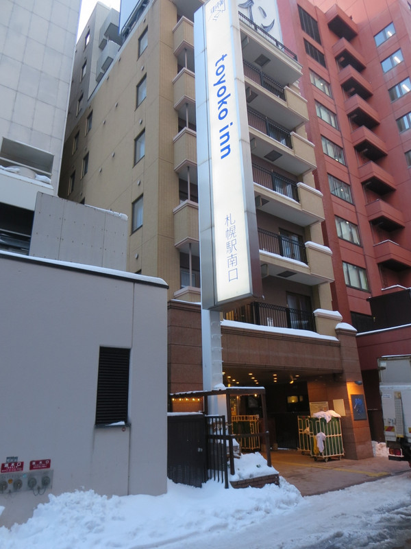 前面道路に多くの雪が残っている東横イン外観です。