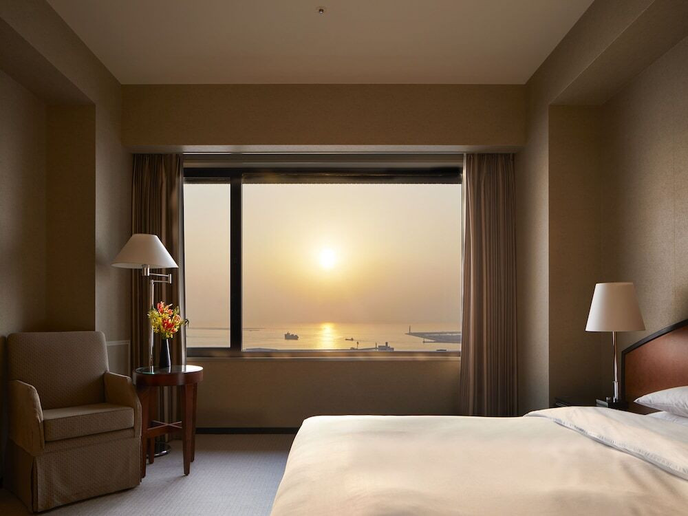 お部屋から美しい夕日を眺めてリラックス3929784