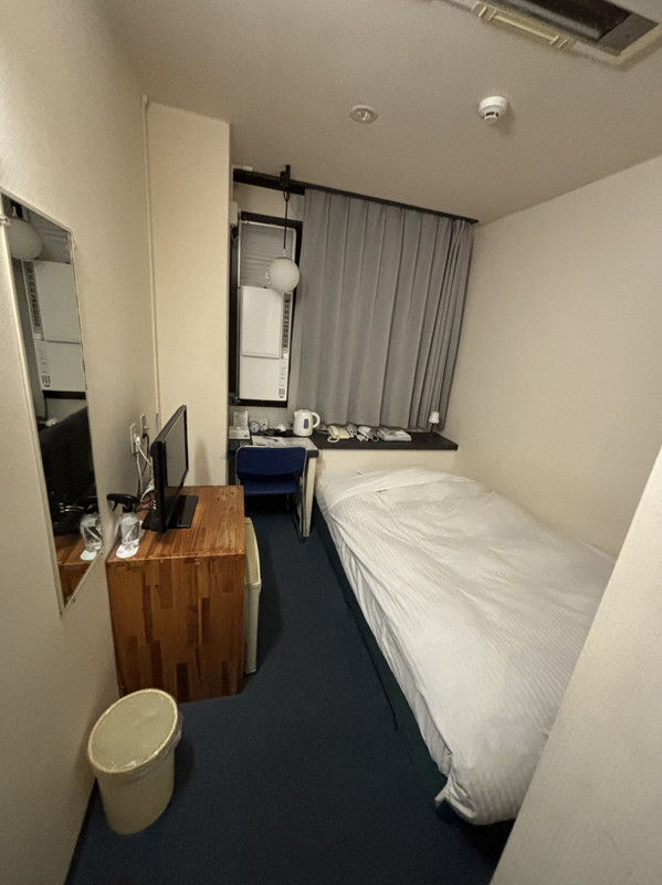 この状態の椅子に座るにはベットの上と通らないと座れない