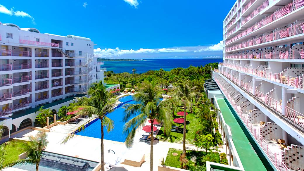 亜熱帯の植物に囲まれるホテル / 1