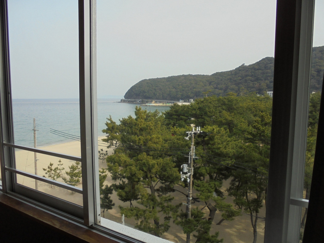 部屋からの眺め　左に砂浜　