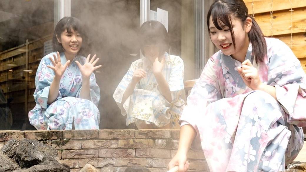 源泉の湯けむり漂う
中庭テラスへ / 2