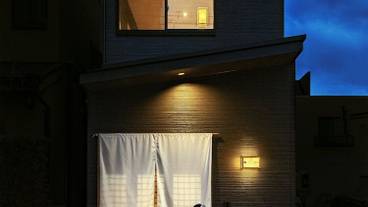 施設の正面 (日没後) / 1