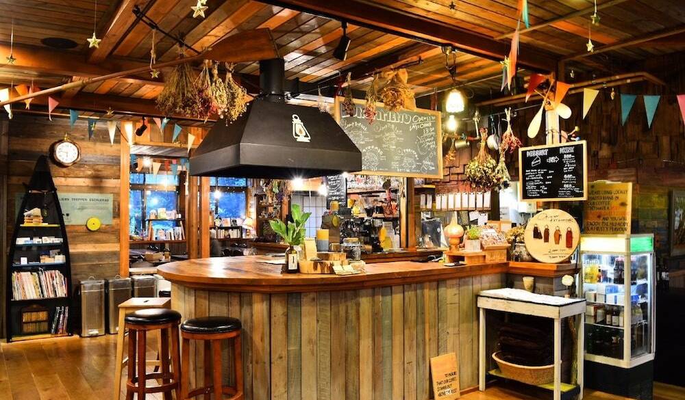 受付はレストランの一角にある / 1