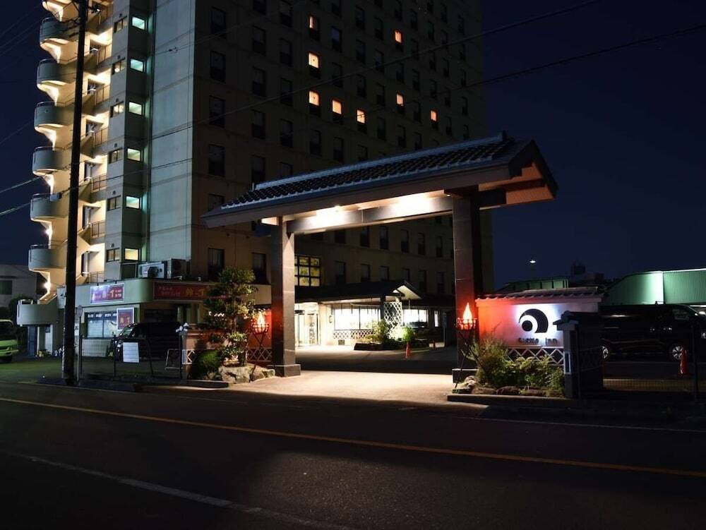 施設の正面 (日没後)