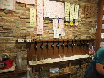 「高円寺麦酒工房」内観 636347 【2014年01月01日】上はメニュー表、下はサーバーです。