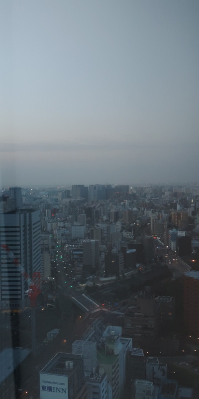遠くに羽田空港の滑走路が見えます