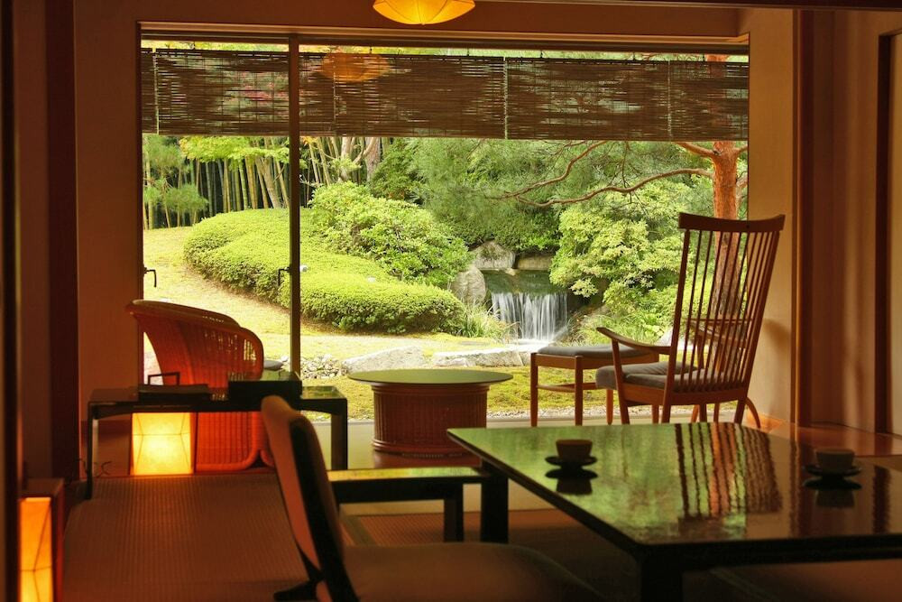 ただ庭園を眺めて過ごす贅沢な時間4269433