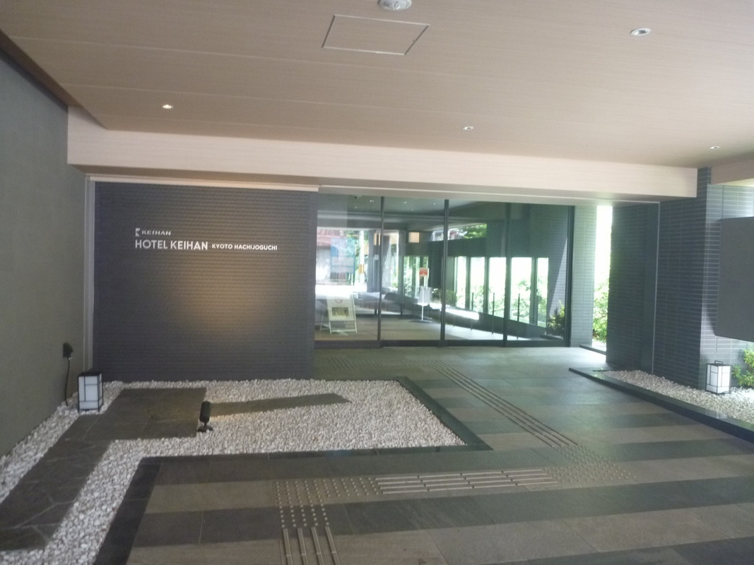 ~石庭をイメージしたような正面玄関~