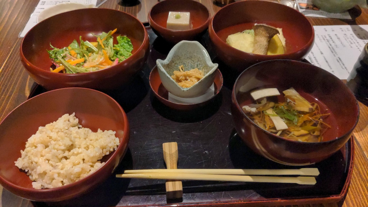 この日の食事は豆腐ときのこがいっぱいでした