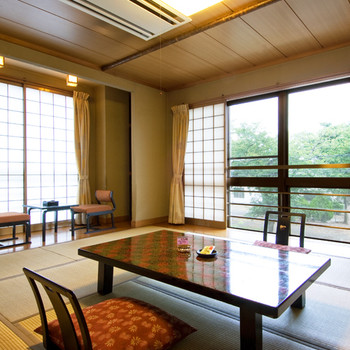 源泉かけ流しの温泉に浸かって疲れを癒したら部屋食でまったり3704827