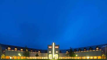 施設の正面 (日没後) / 1