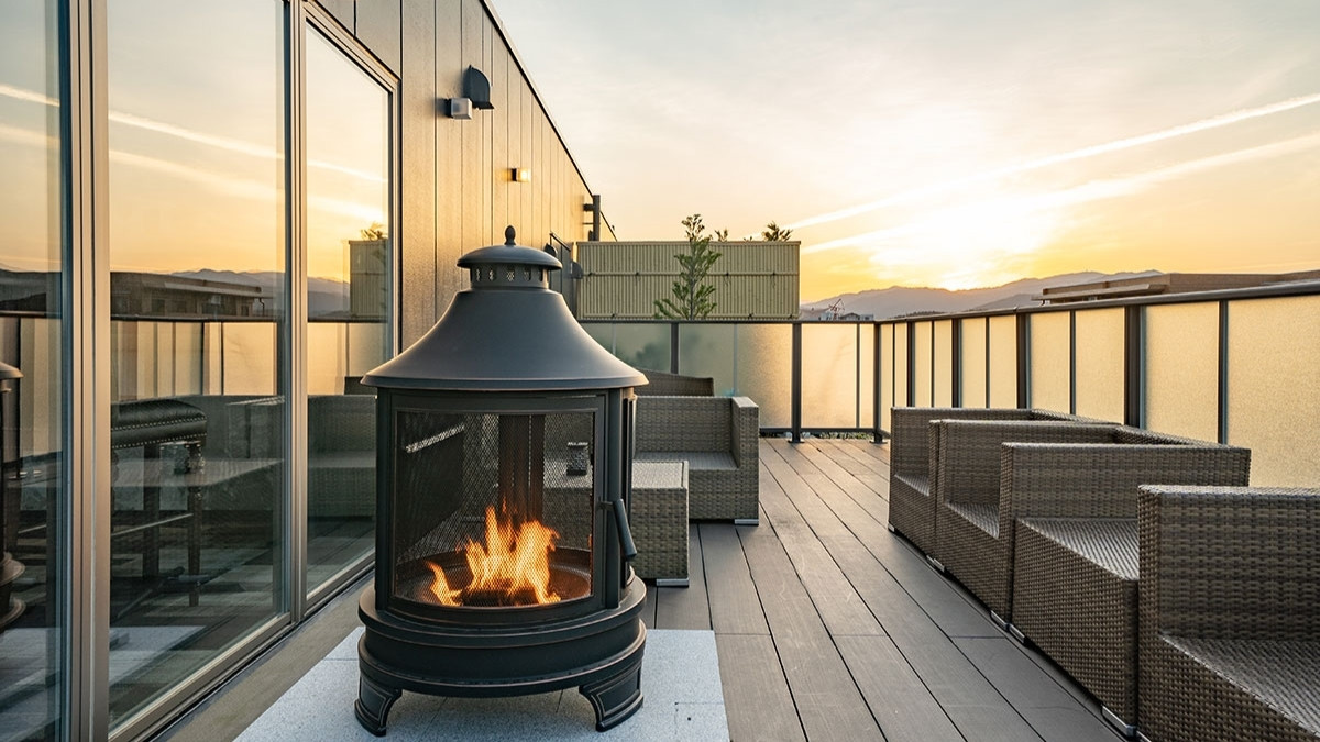 テラスで夜景を楽しめる、大人の雰囲気の上質ホテル3415429