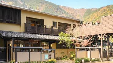 ホテルの玄関② / 3