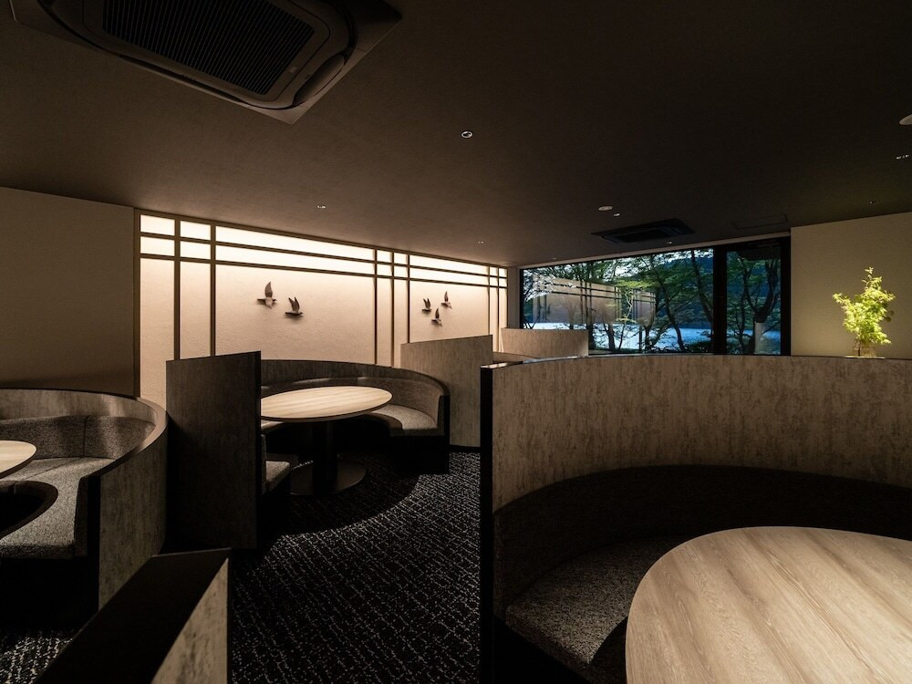 森と池に囲まれ⾃然に癒やされる。上質な空間のお宿4244867