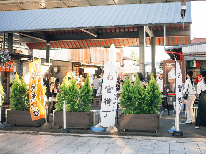 お参りのあとは、開放的なテラスでひと休み