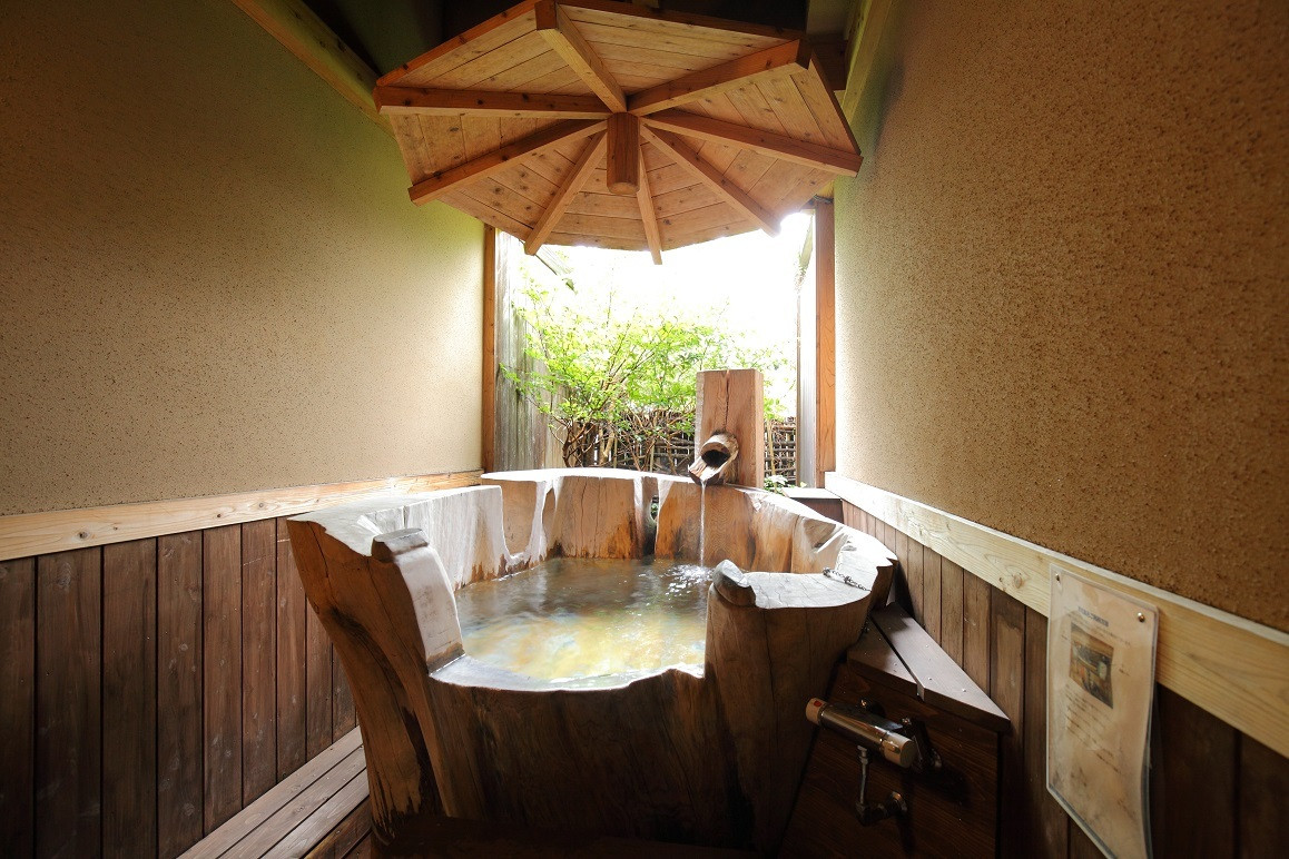 最上階の展望風呂と、木の根っこで作った貸切露天風呂4245639